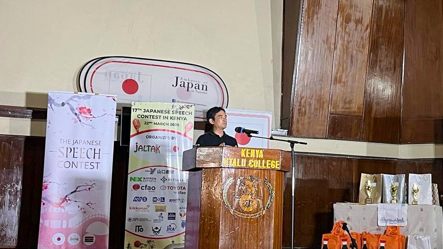 Mikio Oyama at the podium giving a speech during the 17th Japanese Speech Contest in Kenya.
