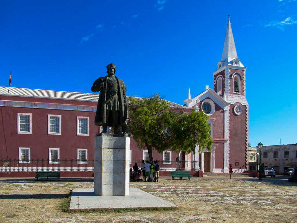 Statue of Vasco da Gama in front of the red-painted Church of Santo António on Ilha de Moçambique.