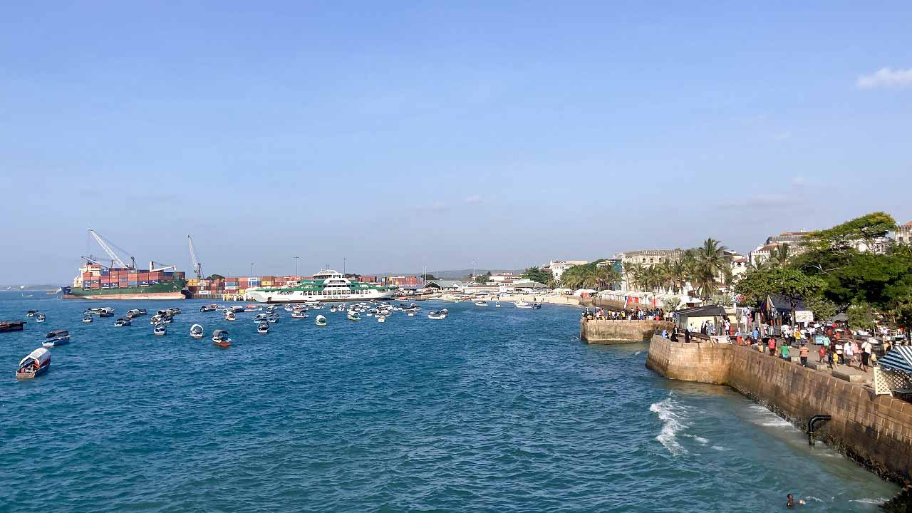 Panel discussion during the marine station opening event at the Odysseo Oceanarium, with speakers seated in front of a large aquarium.