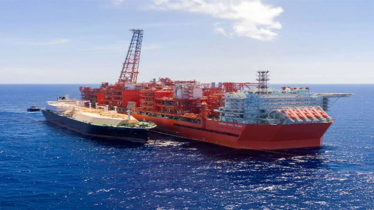 Close-up of coal pieces on a shovel, representing Mozambique’s coal mining and export industry.