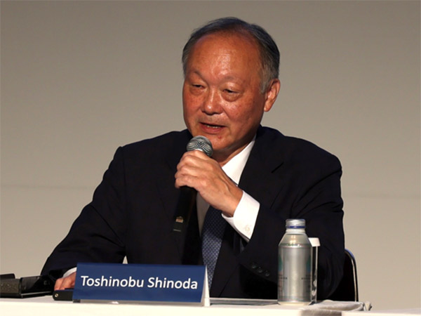 MOL Executive Vice President Toshinobu Shinoda speaks on stage at a TICAD 9 forum session, holding a microphone.